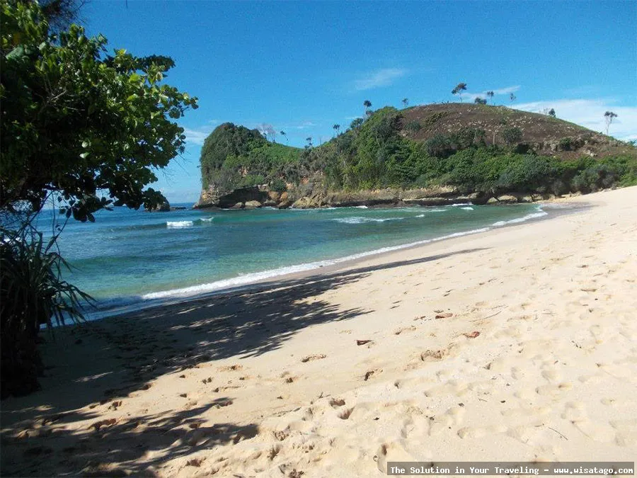 wisata Pantai Bajul Mati yang indah