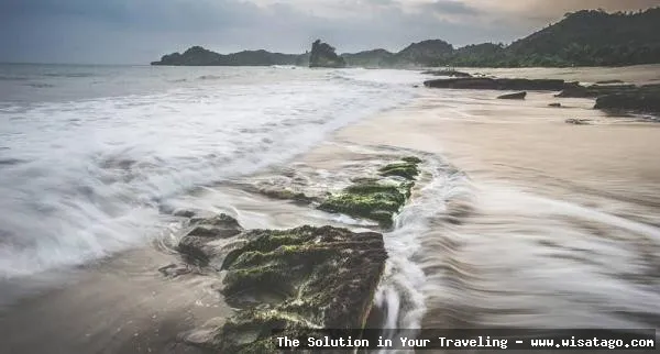 Wisata Pantai Bajul Mati mempesona.