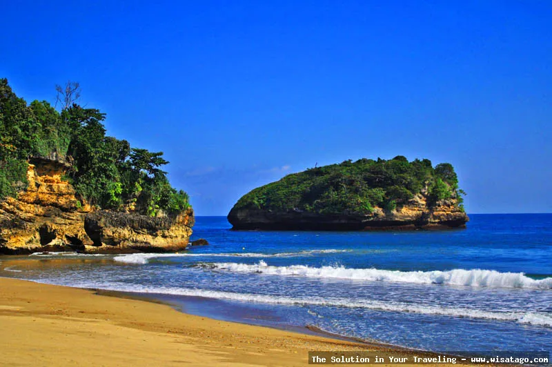 Wisata Pantai Bajul Mati nan indah