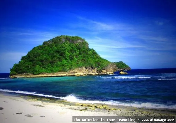 Wisata Pantai Bajul Mati mempesona.