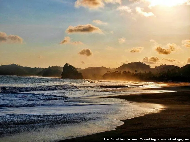 wisata Pantai Bajul Mati yang indah