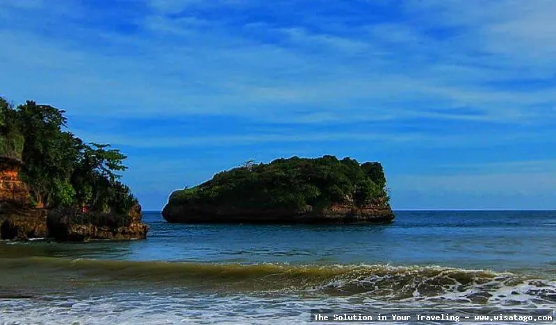 wisata Pantai Bajul Mati yang indah