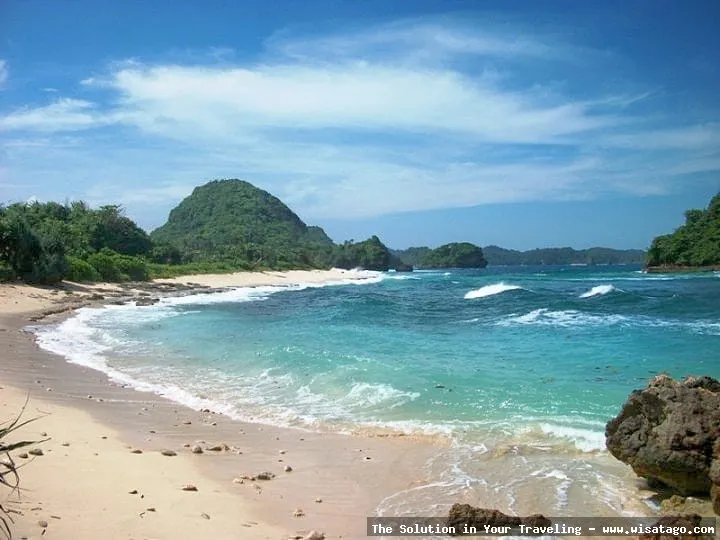 Wisata Pantai Bajul Mati mempesona.