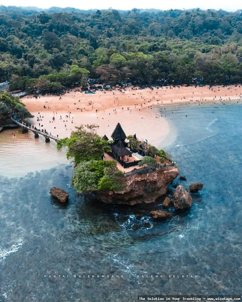 Wisata Pantai Balekambang yang mempesona.