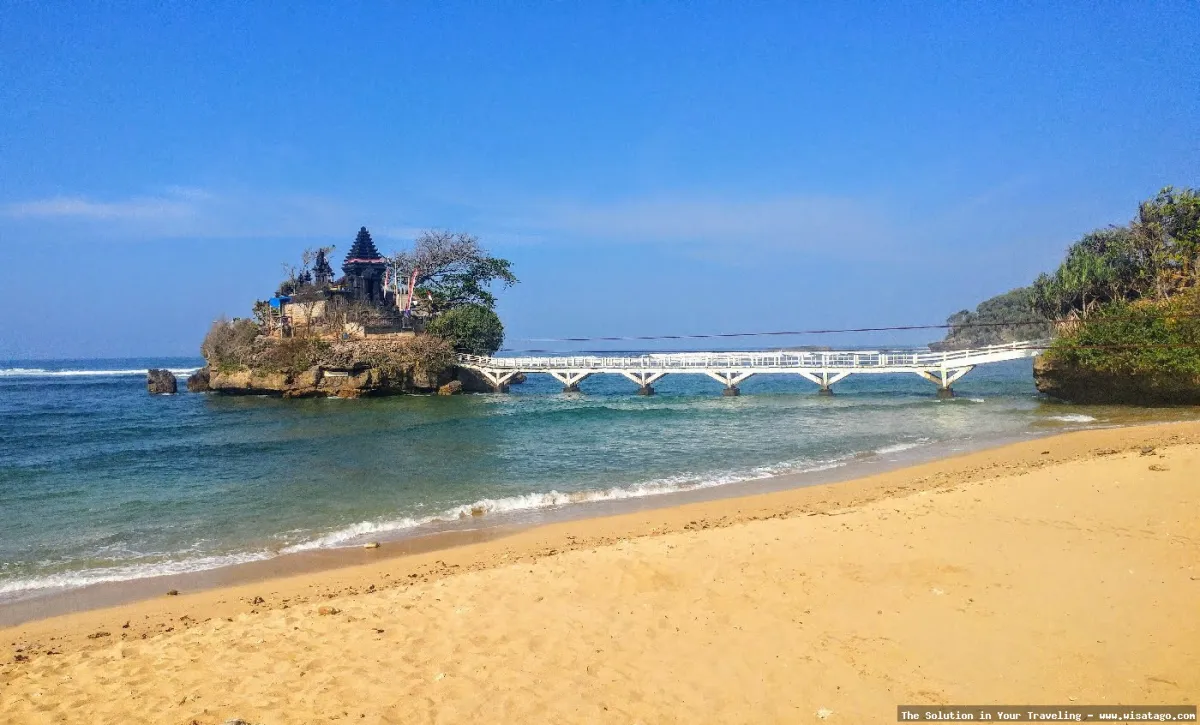 Wisata Pantai Balekambang dengan pura megah