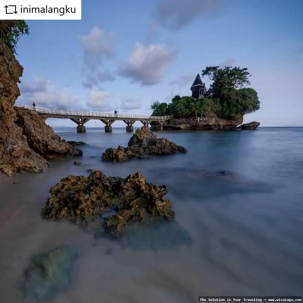 Wisata Pantai Balekambang dengan pura megah