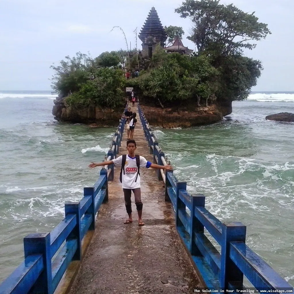 Wisata Pantai Balekambang yang mempesona