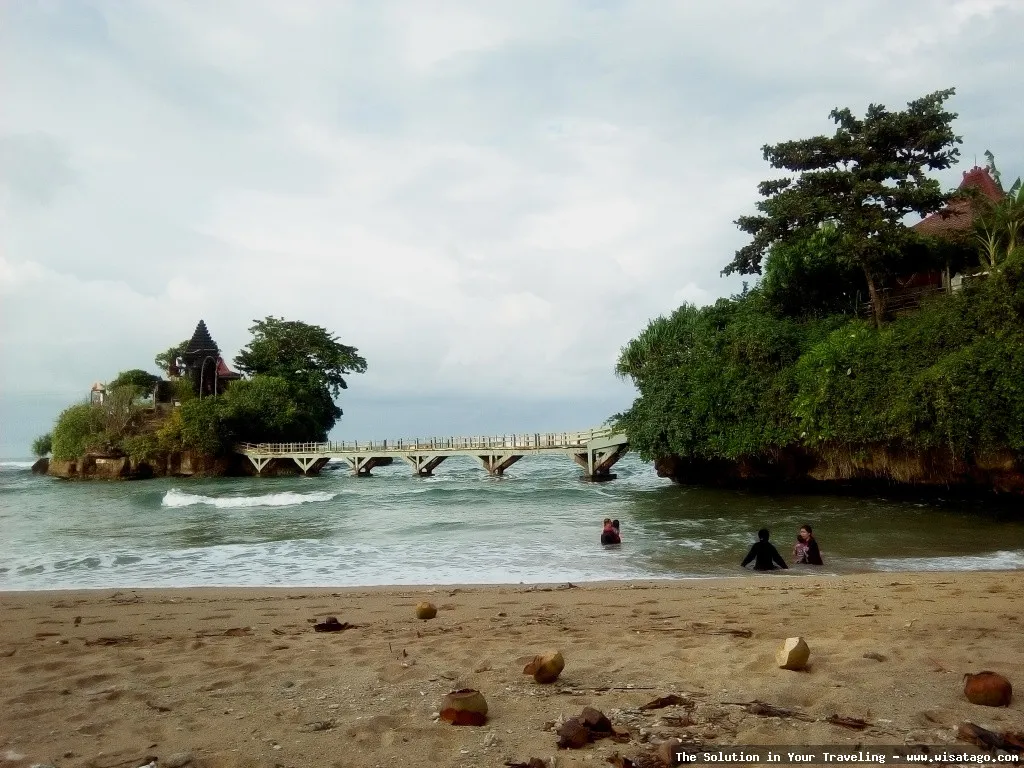 Wisata Pantai Balekambang yang mempesona