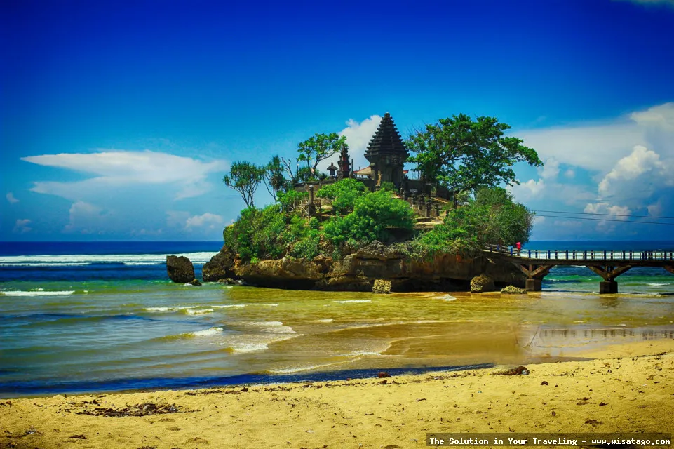 Wisata Pantai Balekambang yang mempesona.