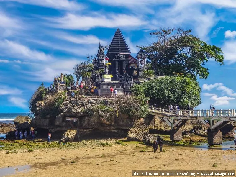 Wisata Pantai Balekambang yang mempesona.