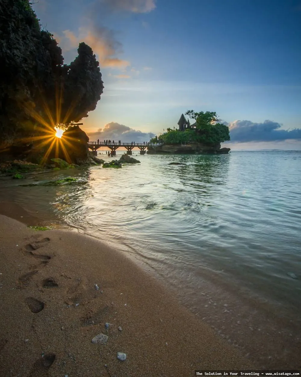 Wisata Pantai Balekambang yang mempesona.