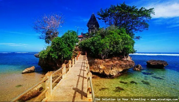Wisata Pantai Balekambang yang mempesona.