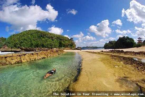 wisata Pantai Batu Bengkung memesona