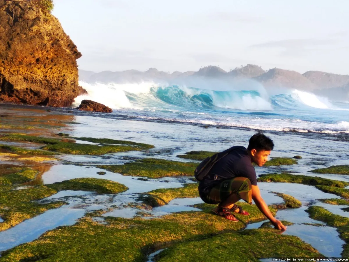 Wisata Pantai Batu Bengkung yang mempesona