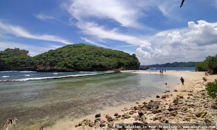 Wisata Pantai Batu Bengkung yang memukau