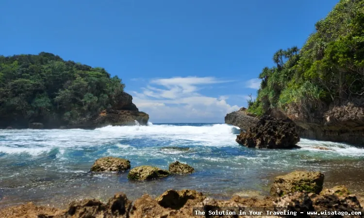 Wisata Pantai Batu Bengkung yang memukau