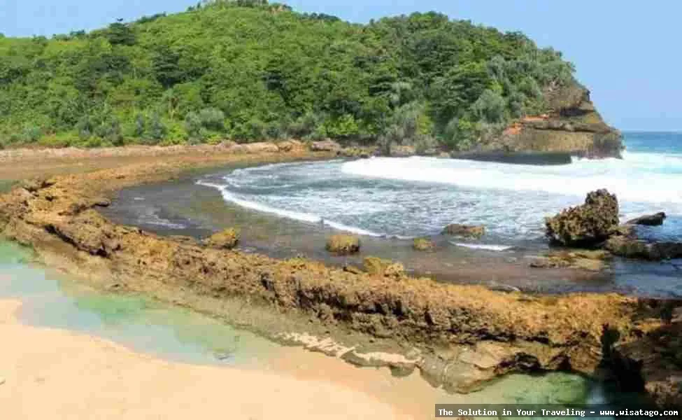 Wisata Pantai Batu Bengkung yang mempesona