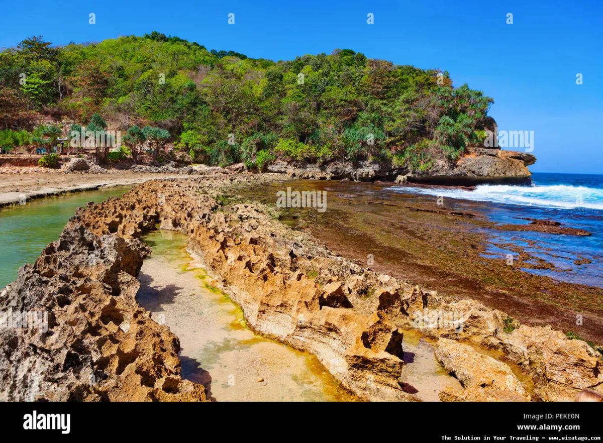 Wisata Pantai Batu Bengkung yang indah