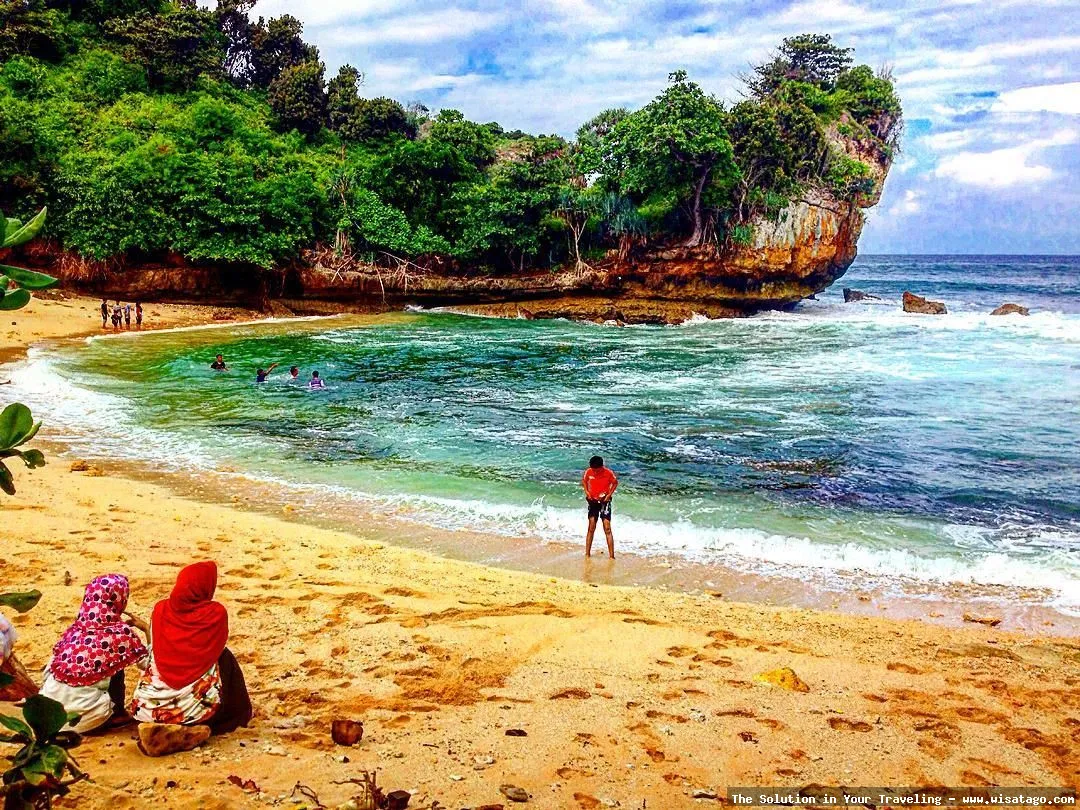 wisata Pantai Batu Bengkung memesona.