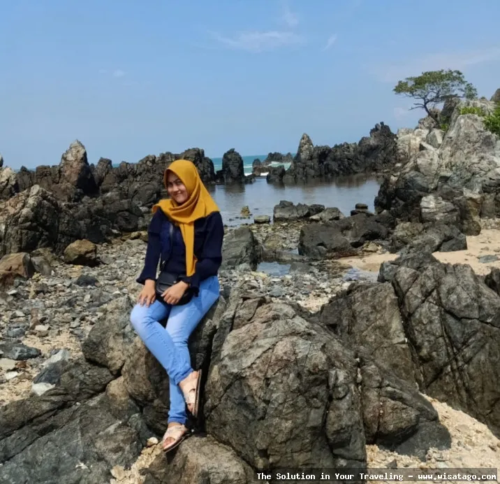 wisata Pantai Batu Berlubang menawan alami