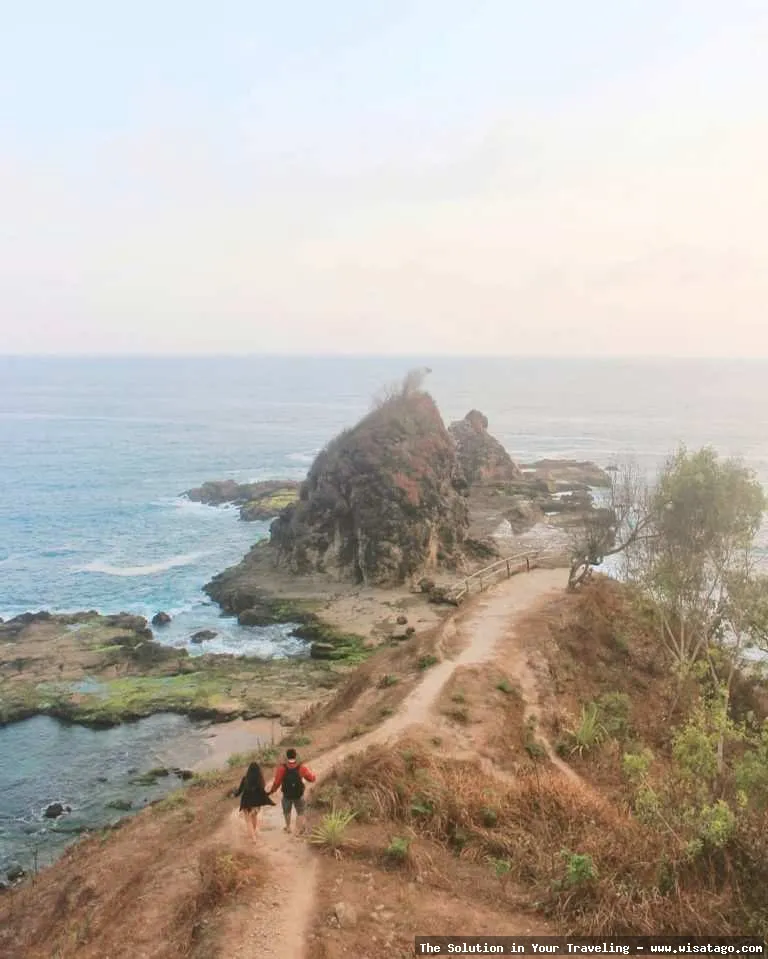wisata Pantai Batu Berlubang memukau