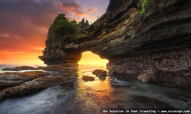 wisata Pantai Batu Berlubang yang indah