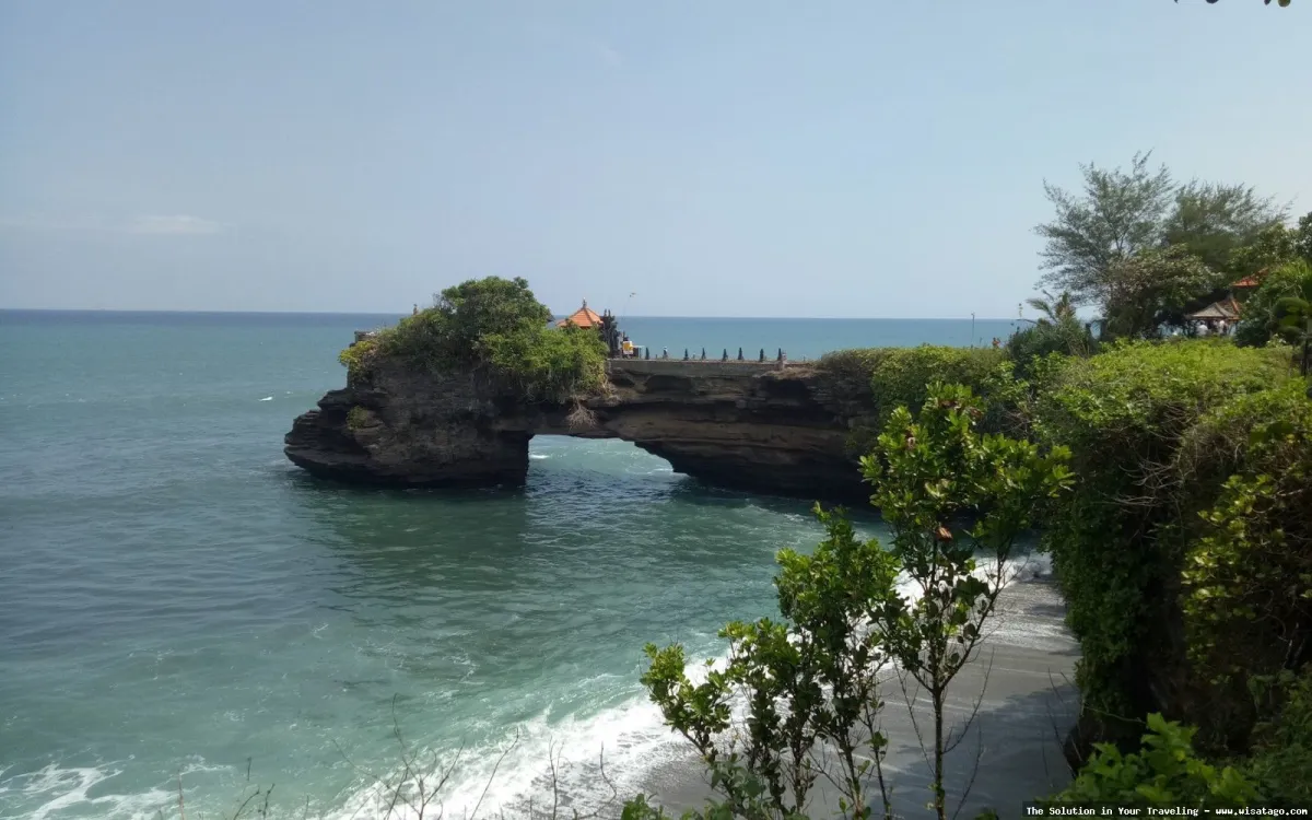 wisata Pantai Batu Berlubang nan indah