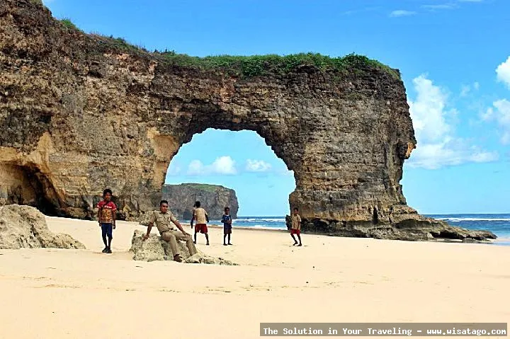 wisata Pantai Batu Berlubang eksotis memukau