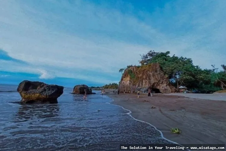 wisata Pantai Batu Berlubang eksotis menawan