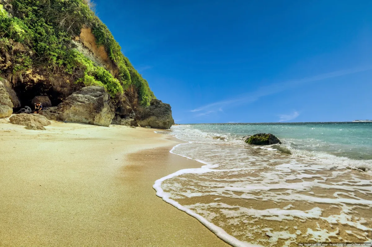 wisata Pantai Batu Berlubang menawan alami