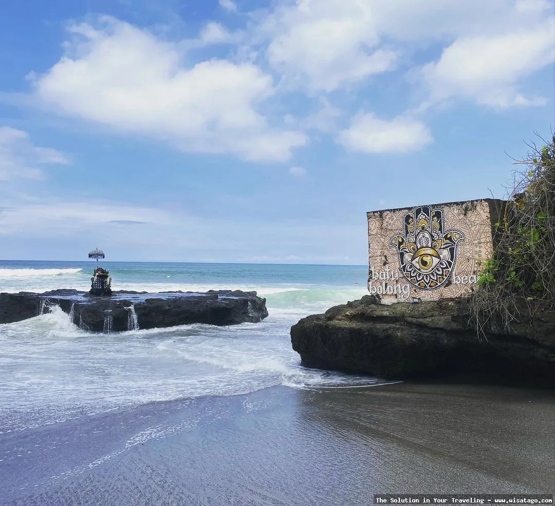 Wisata Pantai Batu Berlubang nan indah