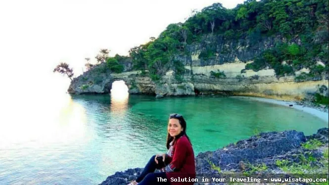 wisata Pantai Batu Berlubang eksotis menawan