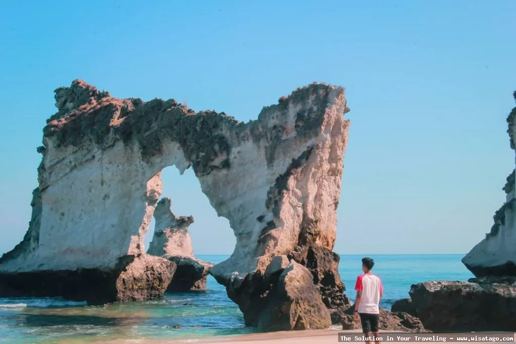 wisata Pantai Batu Berlubang eksotis memukau