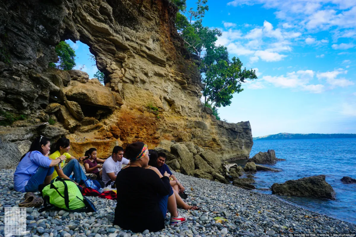 wisata Pantai Batu Berlubang eksotis memukau