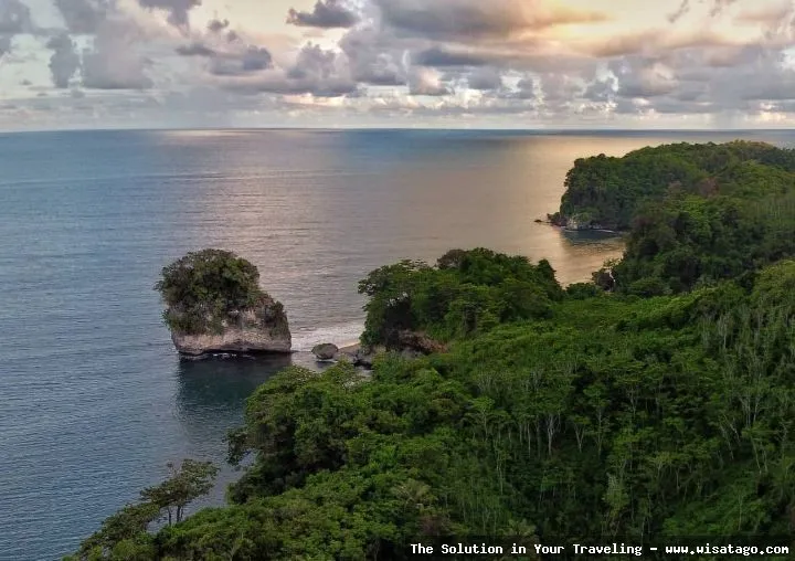 Wisata Pantai Batu Bongkok yang memukau