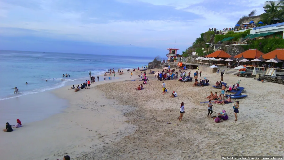 wisata Pantai Dreamland pasir putih eksotis