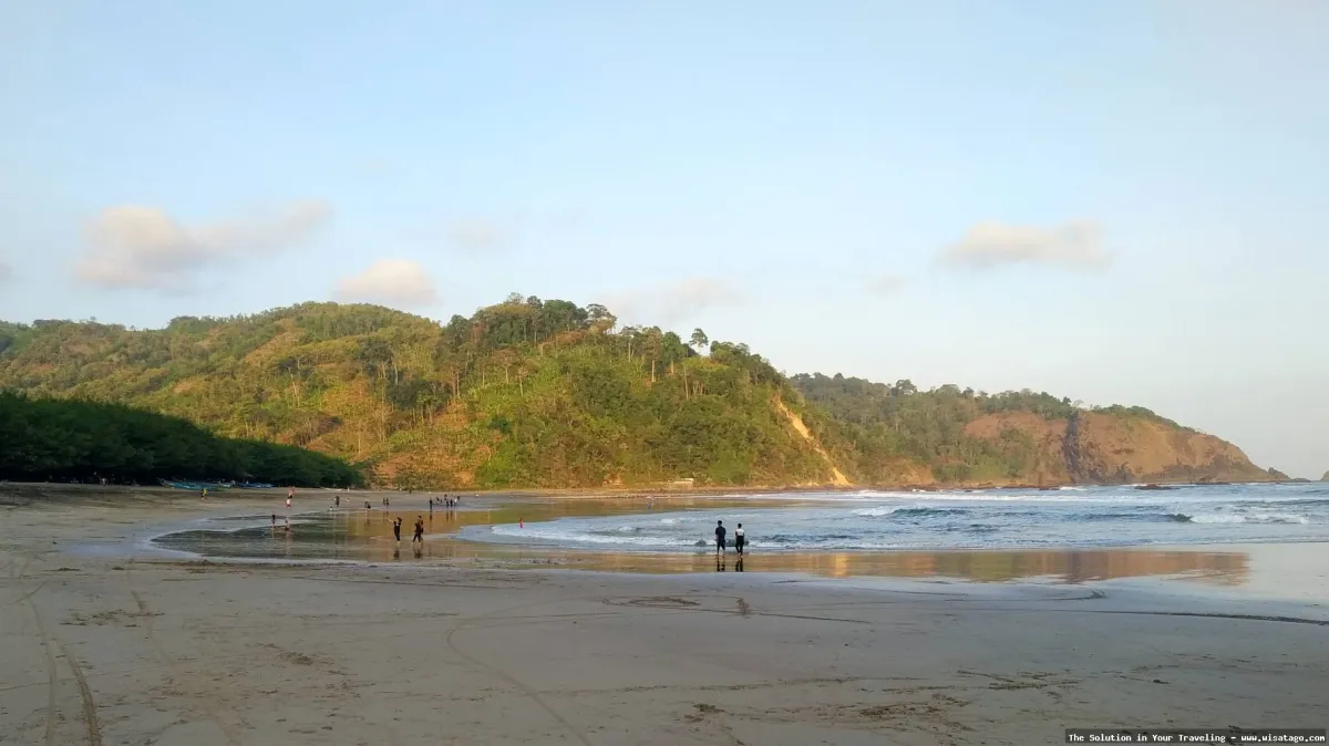 wisata Pantai Jolosutro, pemandangan indah.
