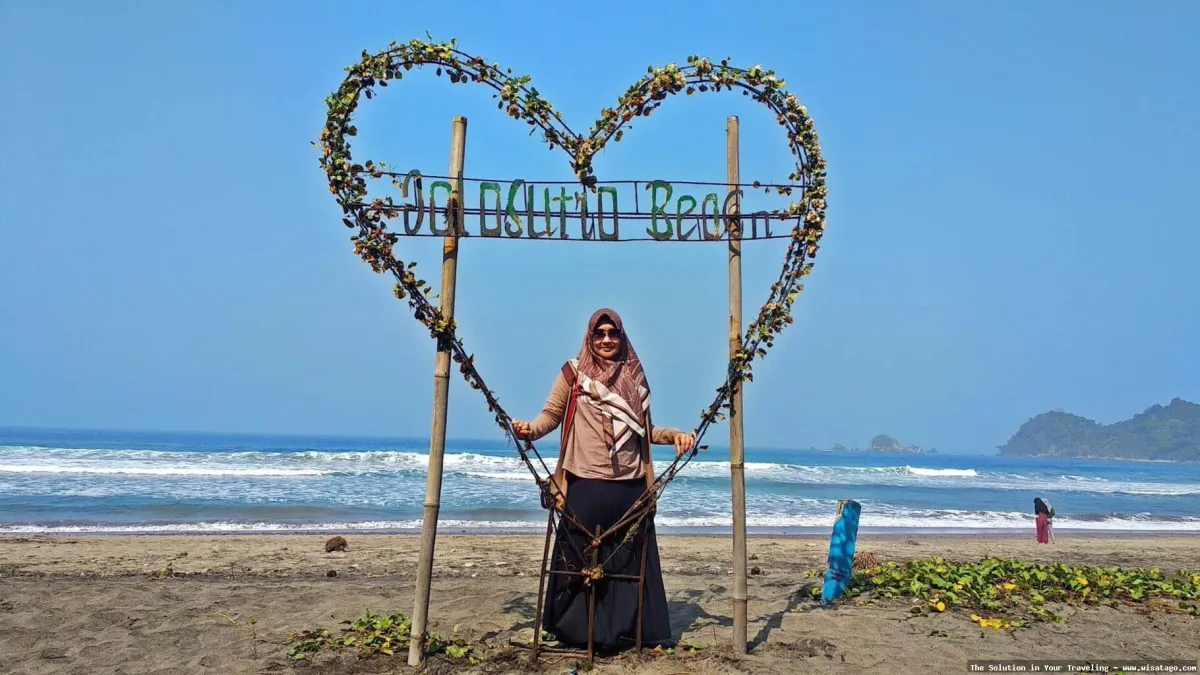 wisata Pantai Jolosutro dengan pasirnya