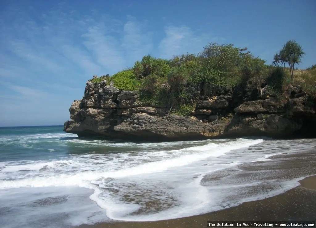 wisata Pantai Jolosutro yang mempesona