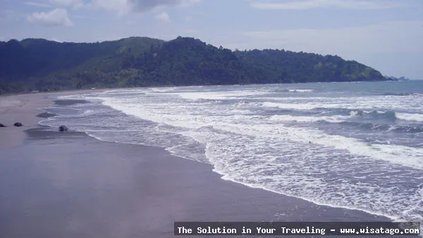 wisata Pantai Jolosutro dengan ombak besar