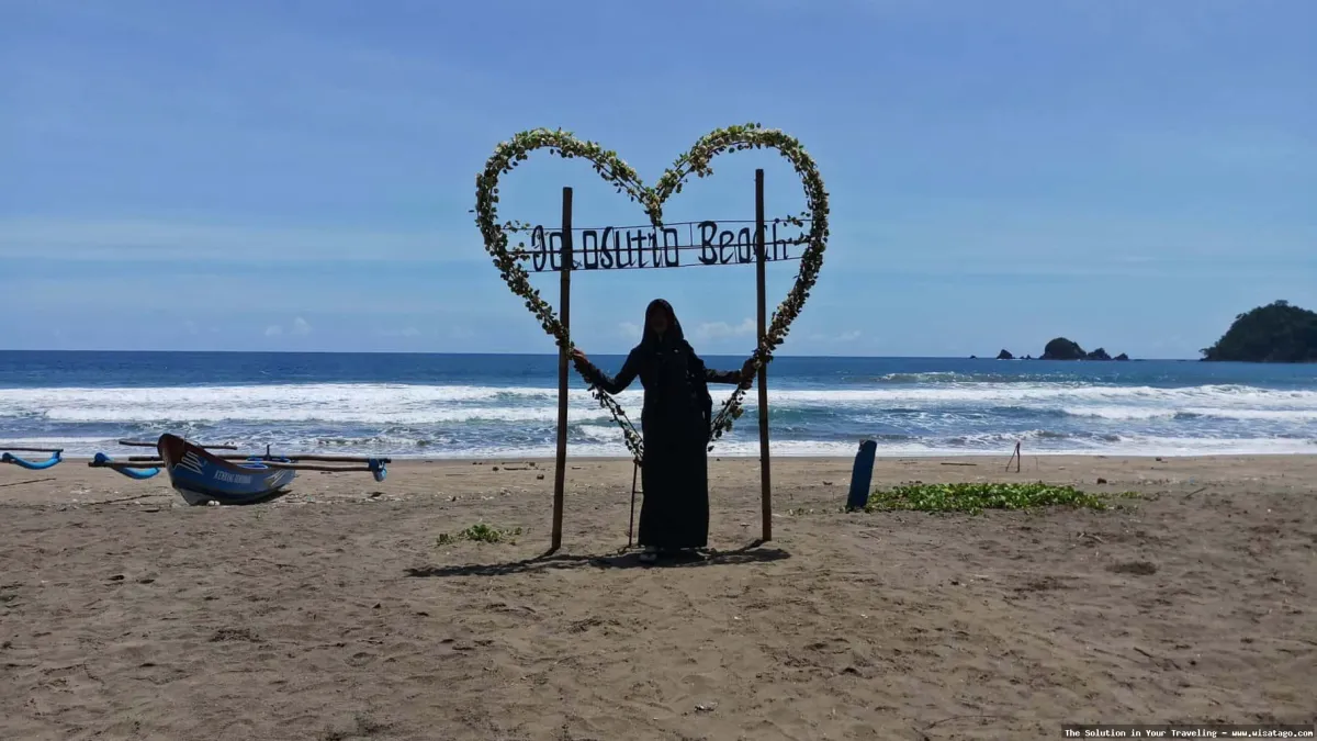wisata Pantai Jolosutro yang mempesona