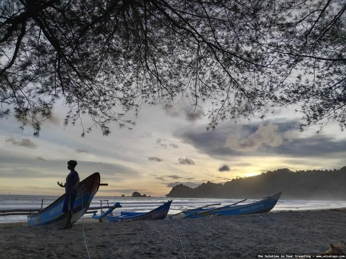 wisata Pantai Jolosutro dengan pasir hitam