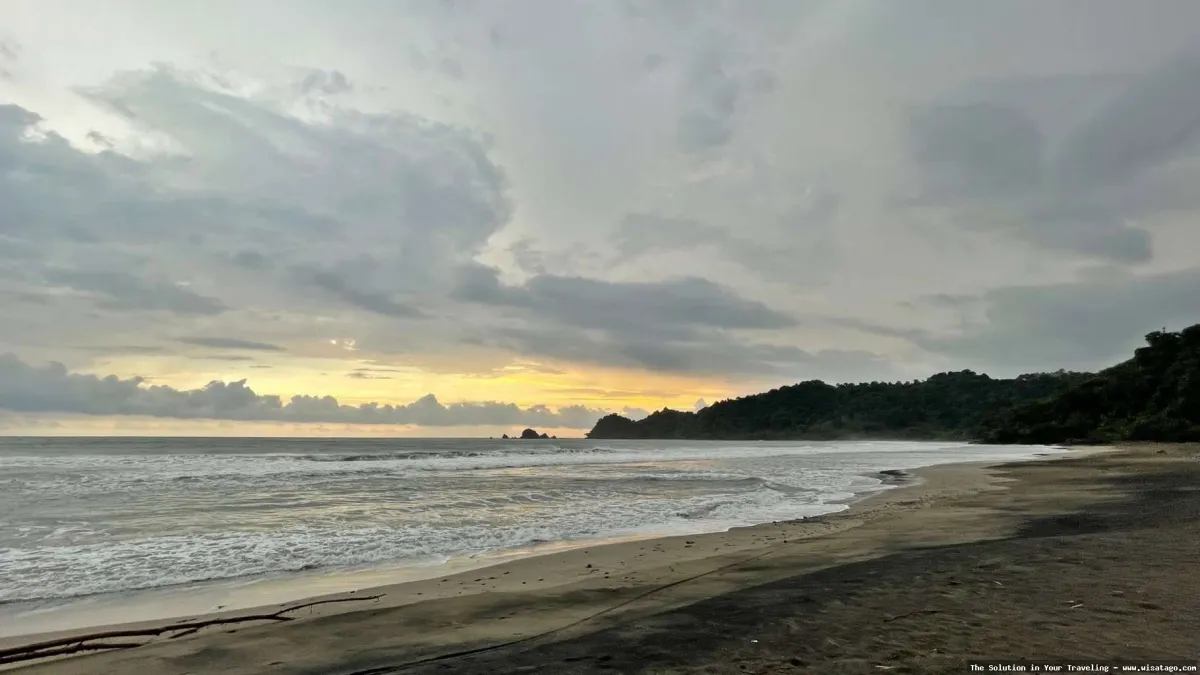 wisata Pantai Jolosutro yang mempesona