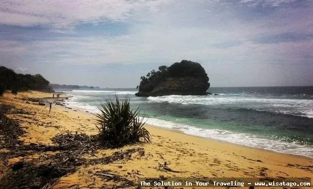 Wisata Pantai Jonggring Saloko yang indah
