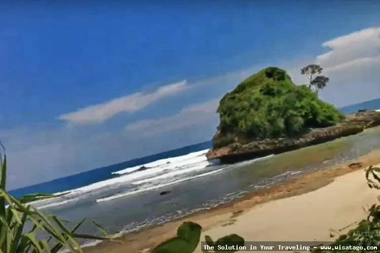 Wisata Pantai Jonggring Saloko yang indah