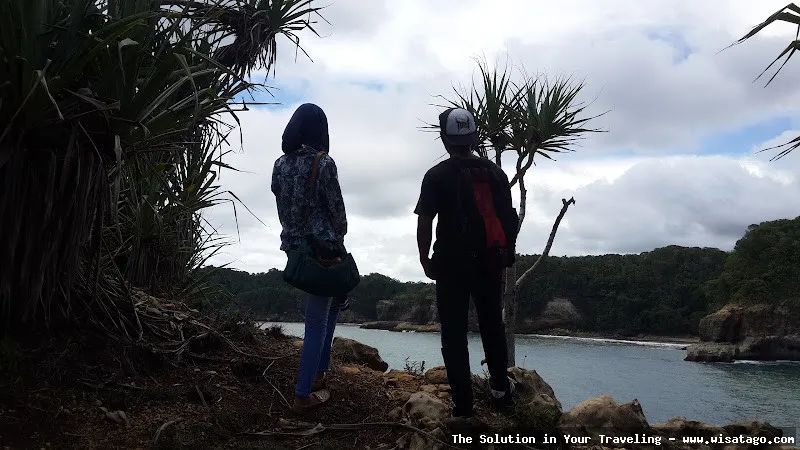 wisata Pantai Jonggring Saloko yang memukau