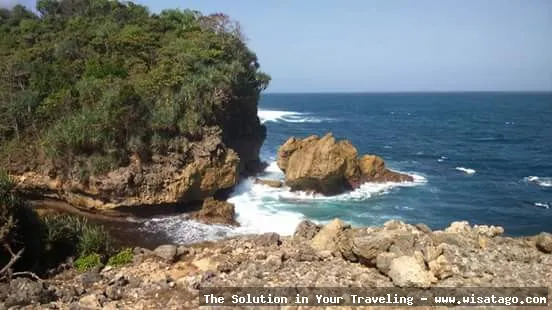 wisata Pantai Jonggring Saloko yang indah