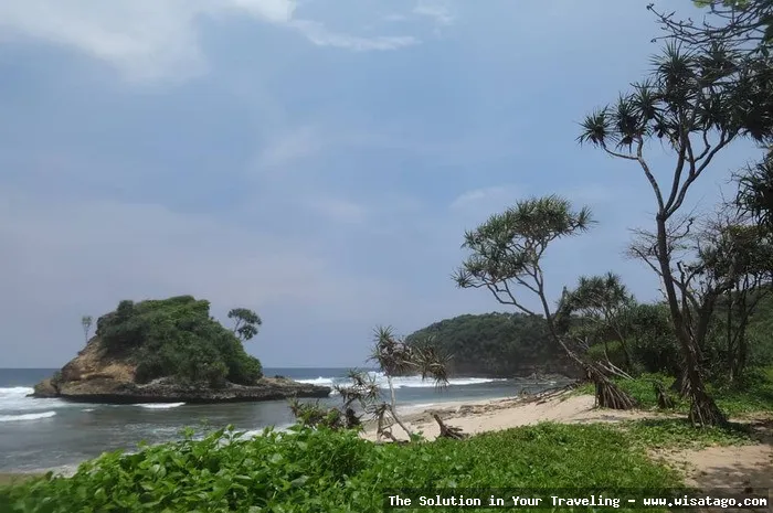 Wisata Pantai Jonggring Saloko yang indah