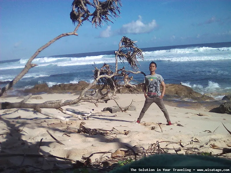 wisata Pantai Jonggring Saloko yang eksotis