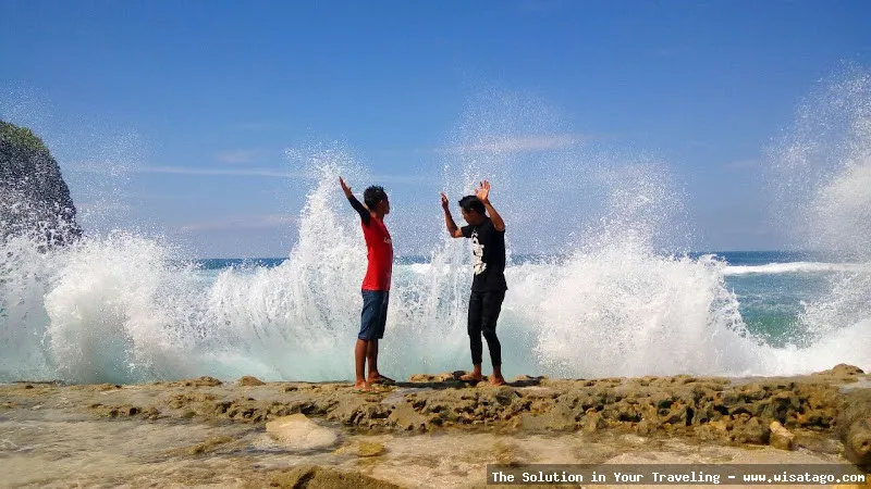 Wisata Pantai Jonggring Saloko nan indah